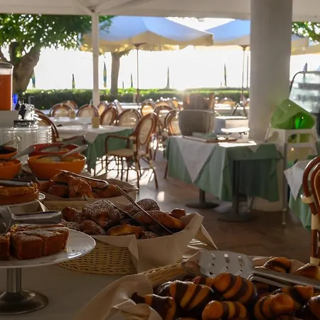 Le Acacie 3* カポリーヴェリ